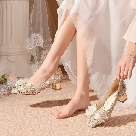 爱丽拉方头婚鞋女2025新款春季秀禾主婚纱香槟色新娘鞋粗跟不累脚图片