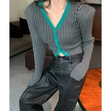 2023秋冬新款通勤百搭单排扣V领显瘦拼色短款垫肩长袖毛针织上衣图片