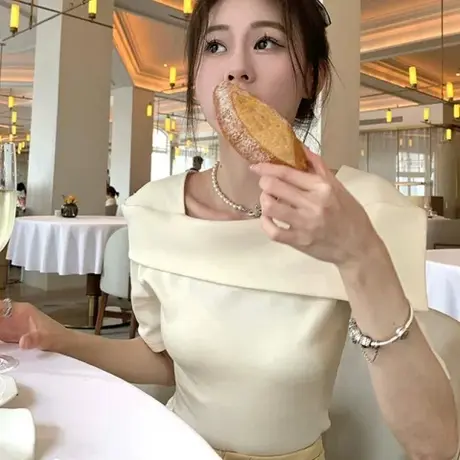 辣妹一字肩短袖t恤女夏季2023新款白色露肩绝美锁骨修身短款上衣图片