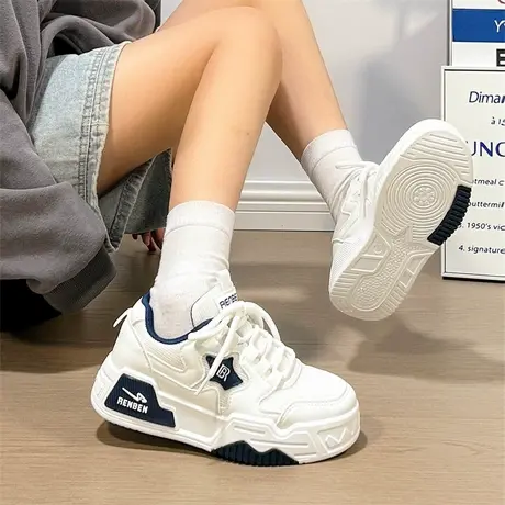 人本超火厚底小白鞋女款透气百搭2025夏季新款潮流板鞋小个子休闲图片