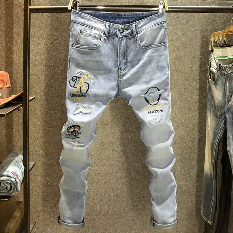 春夏款浅蓝色破洞牛仔裤男士弹力修身小脚裤潮牌时尚刺绣痞帅长裤商品大图