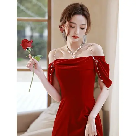 一字肩敬酒服新娘2023新款高级感轻奢小个子赫本风订婚礼服连衣裙图片