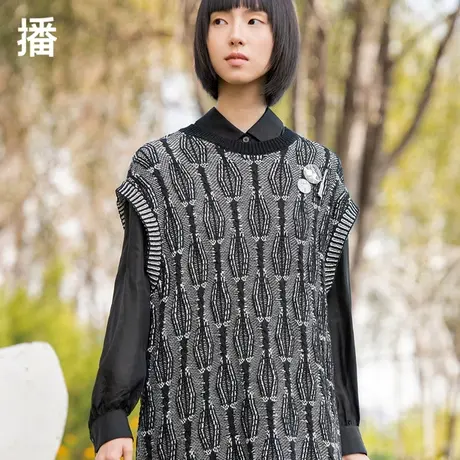 播宽松无袖短裙2023年秋季新款素色圆领提花徽章毛织背心连衣裙女图片