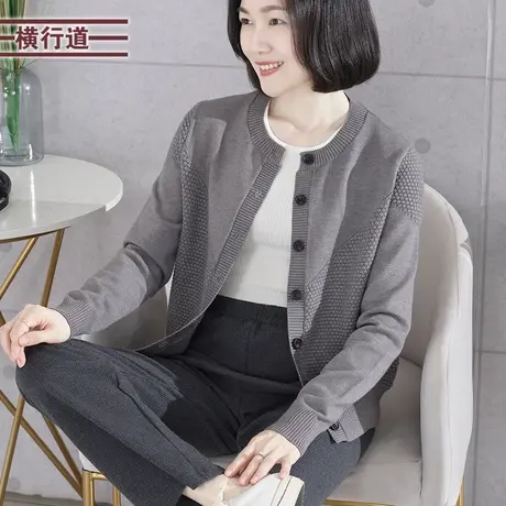 2023冬季新款休闲简约纯色圆领提花宽松纽扣长袖螺纹边毛衣外套女图片