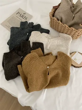 焦糖色慵懒风套头毛衣女秋冬设计感珍珠扣韩系插肩袖针织保暖上衣图片