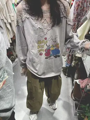 2023春秋新款圆领镂空蕾丝拼接字母卡通图案宽松长袖T恤女打底衫商品大图