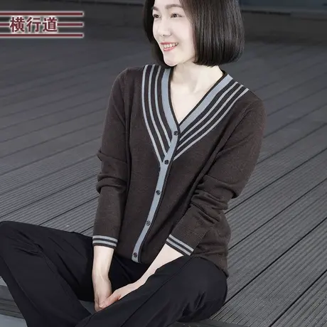 2023冬季新款韩版淑女V领撞色纽扣螺纹长袖套头毛衣女装大码外穿图片