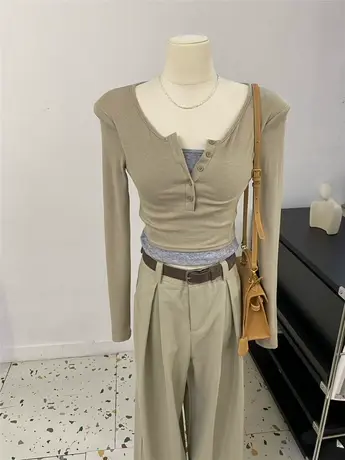 甜辣街头风~奶茶色垫肩领口扣子拼接抹胸假两件修身短款长袖T恤女商品大图