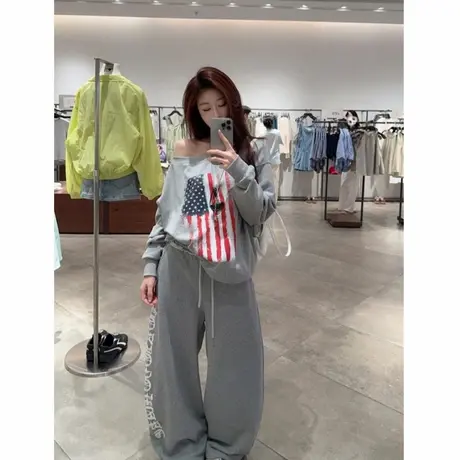 美式复古旗帜印花斜领灰色长袖卫衣女秋季宽松休闲慵懒风露肩上衣商品大图
