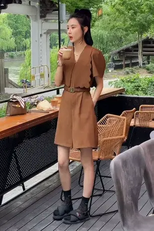 欧货黑色V领泡泡袖收腰连体裤女夏2023新款高级设计感披肩连体衣商品大图