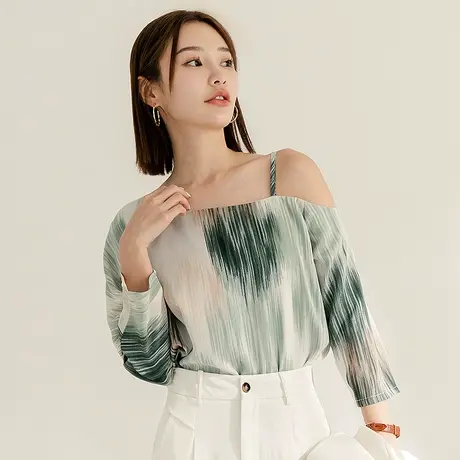 桔熊秋季设计感渲染条纹印花斜领露单肩七分袖上衣女大码AB18909商品大图
