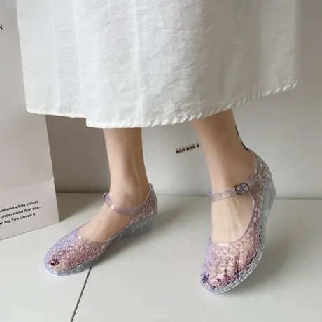 水晶透明凉鞋女夏一字式扣带罗马鞋果冻坡跟包头防水台塑料花园鞋图片
