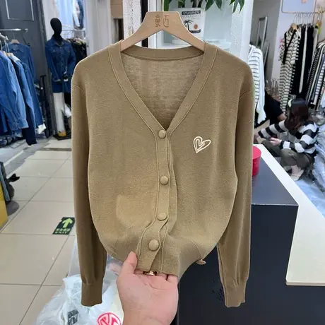 爱心刺绣设计感针织小开衫女2023初秋新款别致漂亮外搭短上衣外套商品大图