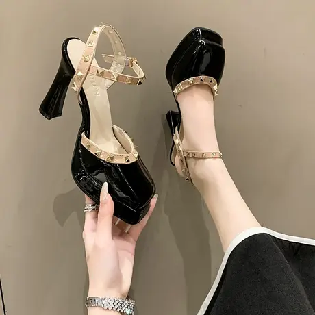 2023早春新款铆钉时尚包头凉鞋高跟一字扣仙女风防水台时装单鞋女商品大图