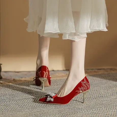 红色高跟鞋婚鞋新娘鞋2023新款绒面中式秀禾婚纱礼服两穿高跟鞋女图片