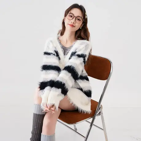 otheermix条纹仿水貂毛针织衫开衫女2024春季新款宽松慵懒V领毛衣图片