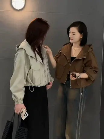 欧洲站连帽冲锋衣2023新款女春秋短款小个子外套宽松休闲运动上衣图片