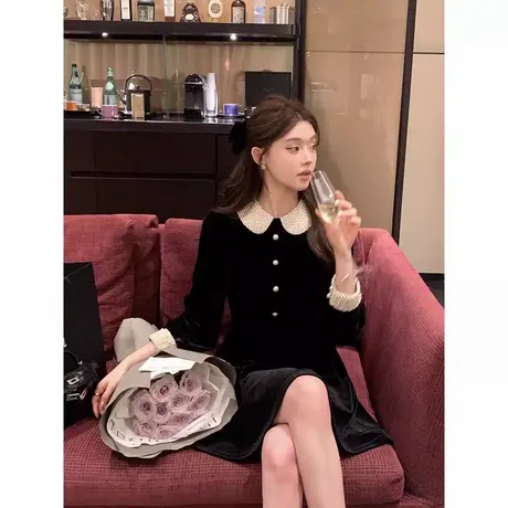 爵莱菲大码复古珍珠娃娃领丝绒连衣裙女秋小礼裙气质赫本风小黑裙商品大图