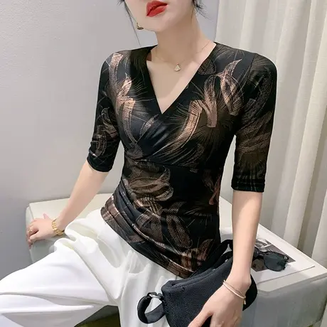 欧货交叉V领五分袖T恤女早秋时尚性感修身小衫设计感烫金印花上衣图片
