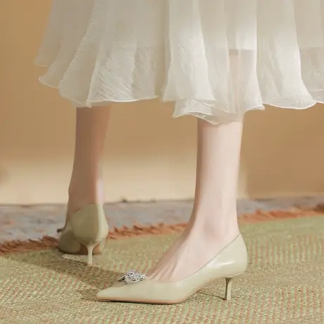 2024年春夏季新款时尚水钻方扣高跟鞋女细跟名媛气质尖头漆皮单鞋图片