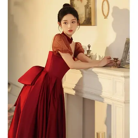 缎面酒红色敬酒服新娘高级感2023新款夏季在逃公主订婚礼服赫本风图片