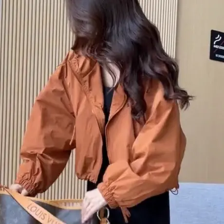 连帽冲锋衣女短款2025春秋新款小个子休闲爆款高级感夹克外套上衣图片