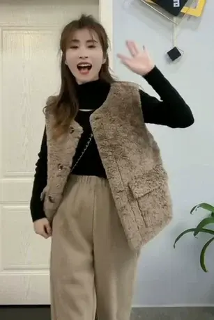 新款外穿羊羔毛马甲女秋冬季爆款三纽扣时尚高档百搭毛绒背心外搭商品大图