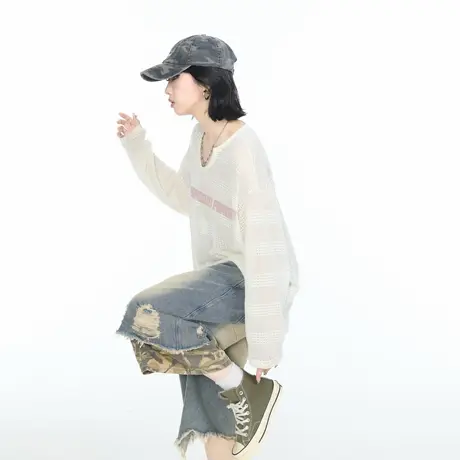美式复古V领镂空轻薄微透字母印花长袖T恤女松弛感防晒罩衫上衣商品大图