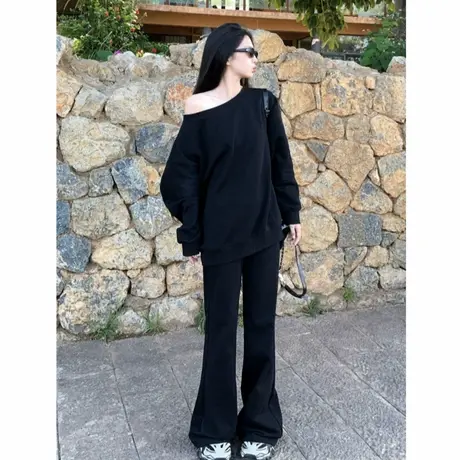 美式黑色露肩斜领卫衣女2025秋季高级感慵懒风一字肩长袖早秋穿搭商品大图