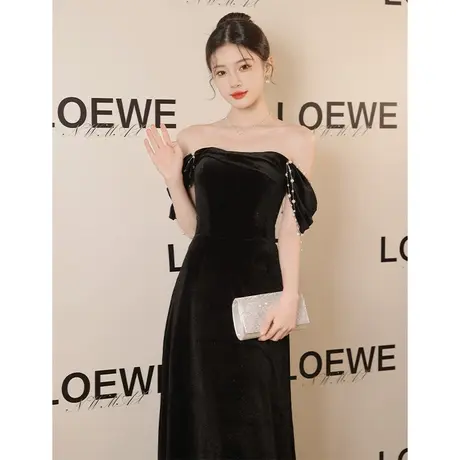 一字肩黑色高级感晚礼服2023新款轻奢丝绒赫本风小黑裙年会主持人图片