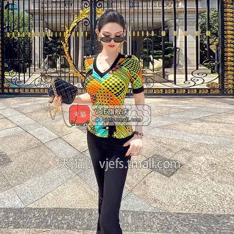 VJE夏季彩色格子V领上衣女新款别致欧货不规则修身印花T恤图片
