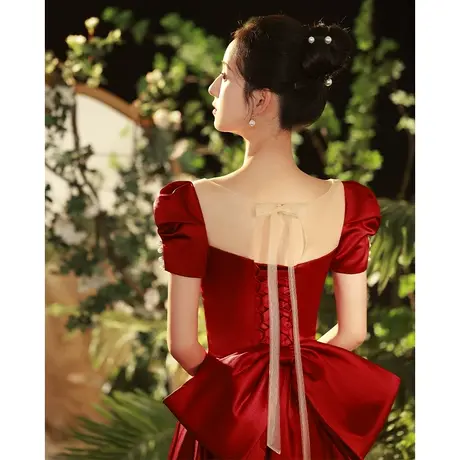 酒红色敬酒服新娘高级感气质小个子在逃公主缎面订婚连衣裙赫本风图片