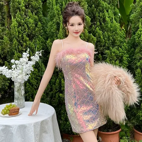 渐变色亮片抹胸羽毛吊带连衣裙配大衣性感纯欲辣妹一字肩包臀短裙商品大图