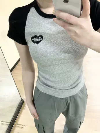 潮流甜酷辣妹短袖t恤女春季撞色设计感小众印花修身短款露脐上衣商品大图