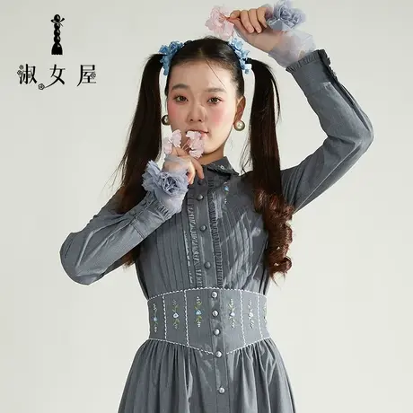 淑女屋旗舰店官网复古圆领格子水晶鞋与玫瑰花手工绣花束腰女衬衣图片