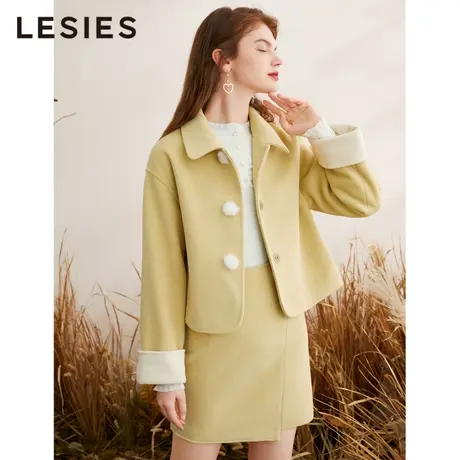 蓝色倾情2022冬季女装 黄色翻领甜美毛球短外套不对称腰裙套装图片