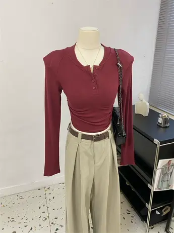 简约又有气质~领口扣子垫肩正肩圆领修身长袖T恤女秋冬新螺纹打底商品大图