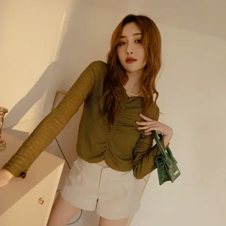 桔熊春季度假V领抓皱修身微透肤蕾丝衫短款上衣女大码AB18157图片