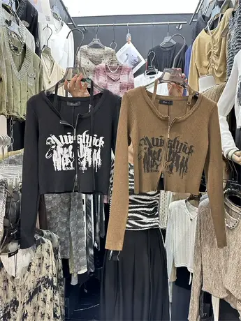 十三行女装秋季新款韩版时尚涂鸦印花挂脖拉链长袖针织开衫上衣图片