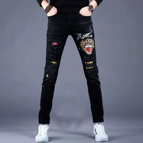 2023新款男士刺绣牛仔裤男潮牌秋款休闲高端修身小脚破洞潮流裤子图片