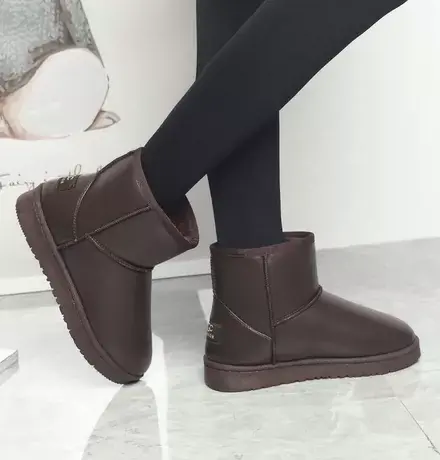 2023新款防水皮面加厚简约短筒雪地靴女皮毛一体冬平底棉鞋短靴子图片