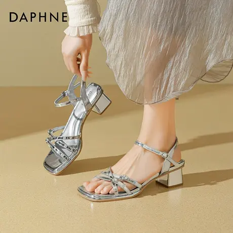 达芙妮银色凉鞋女2026新款春夏法式粗跟一字带百搭露趾高跟罗马鞋图片