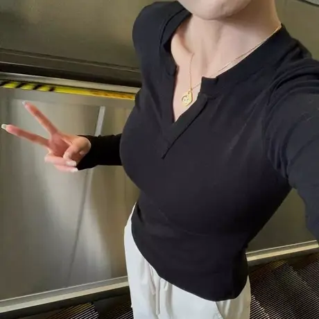 黑色高级感V领正肩长袖T恤女春秋修身显瘦打底衫韩版内搭短款上衣图片
