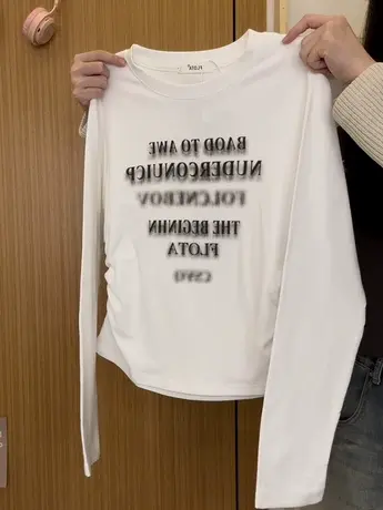 红续模糊字母加绒白色长袖T恤女小众设计感收腰内搭上衣秋冬新款图片