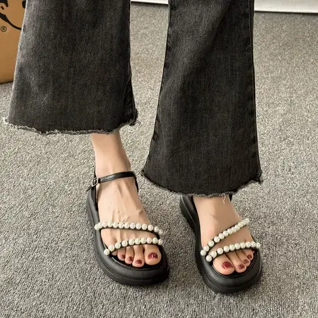 厚底一字扣带珍珠度假露趾凉鞋女2023夏季新款时尚海边沙滩罗马鞋图片