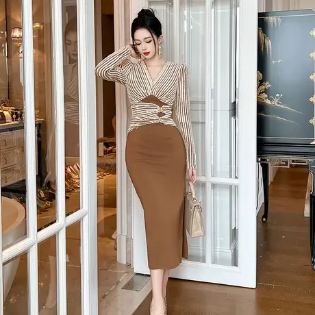 撞色拼接设计感小众V领连衣裙女款收腰显瘦中长款减龄条纹包臀裙商品大图