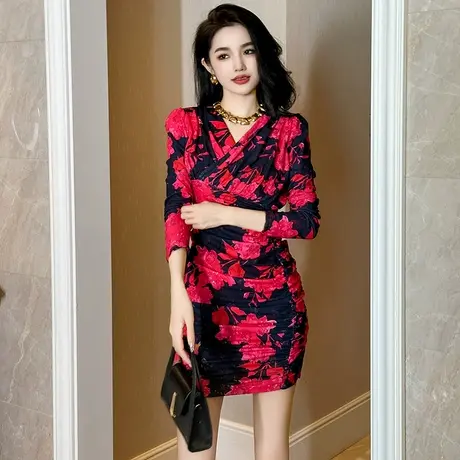 扎染印花遮肚子显瘦V领连衣裙女新款褶皱减龄小个子包臀修身裙子商品大图