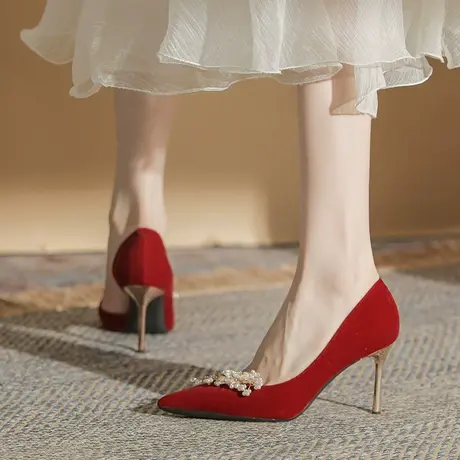 尖头水钻单鞋女细跟2023年春夏季新款性感红色新娘婚纱秀和高跟鞋图片