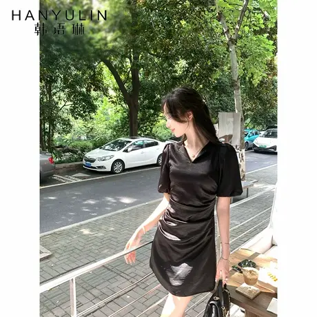韩语琳 9/08轻熟小众收腰褶皱连衣裙女秋季法式高级感V领缎面短裙图片