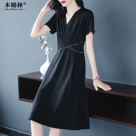 胖mm设计感裙子加肥加大码女装2024年夏装新款黑色V领妈妈连衣裙图片
